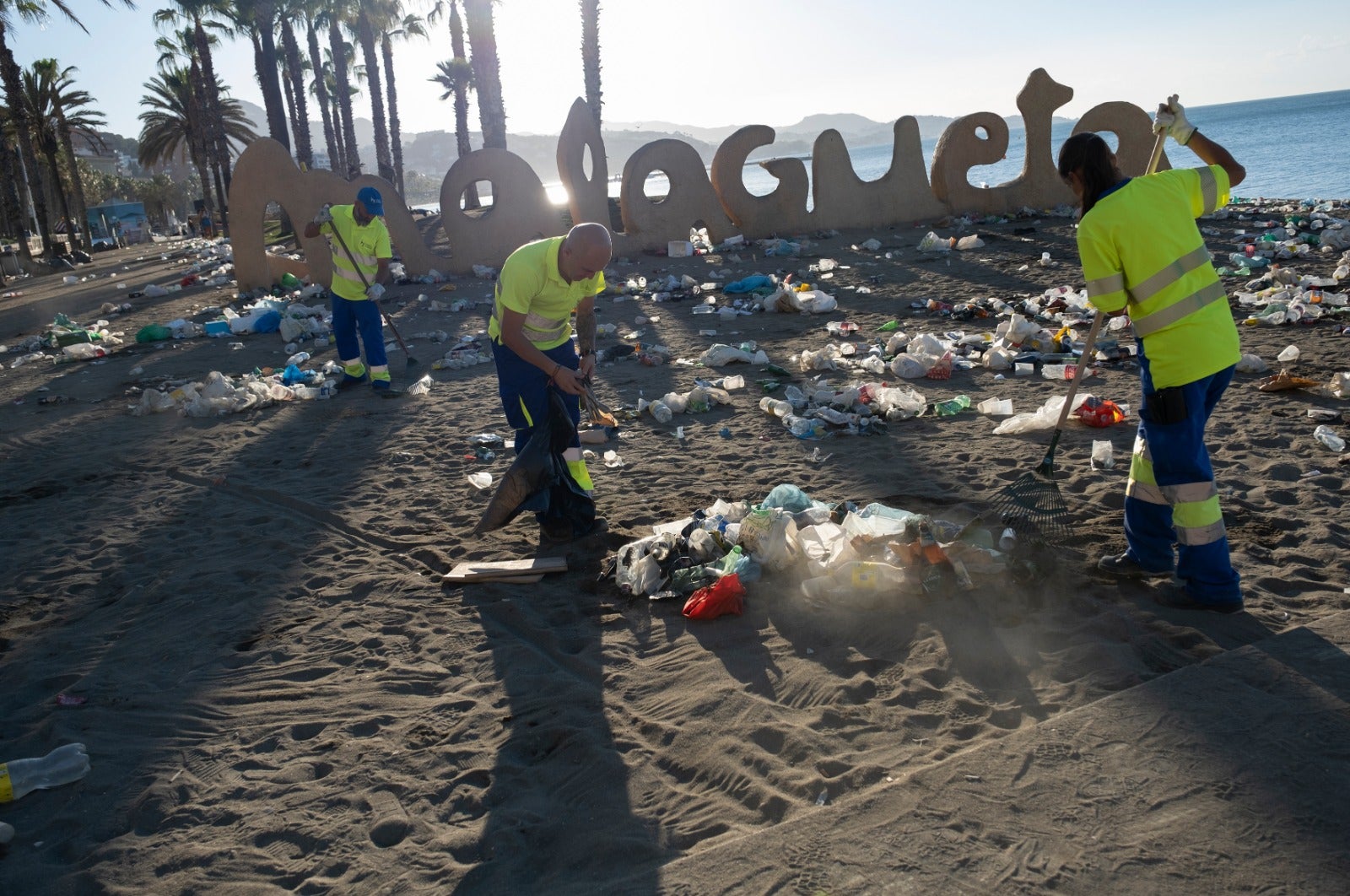 En imágenes, toneladas de basura se acumulan en las playas de Málaga tras la noche de San Juan