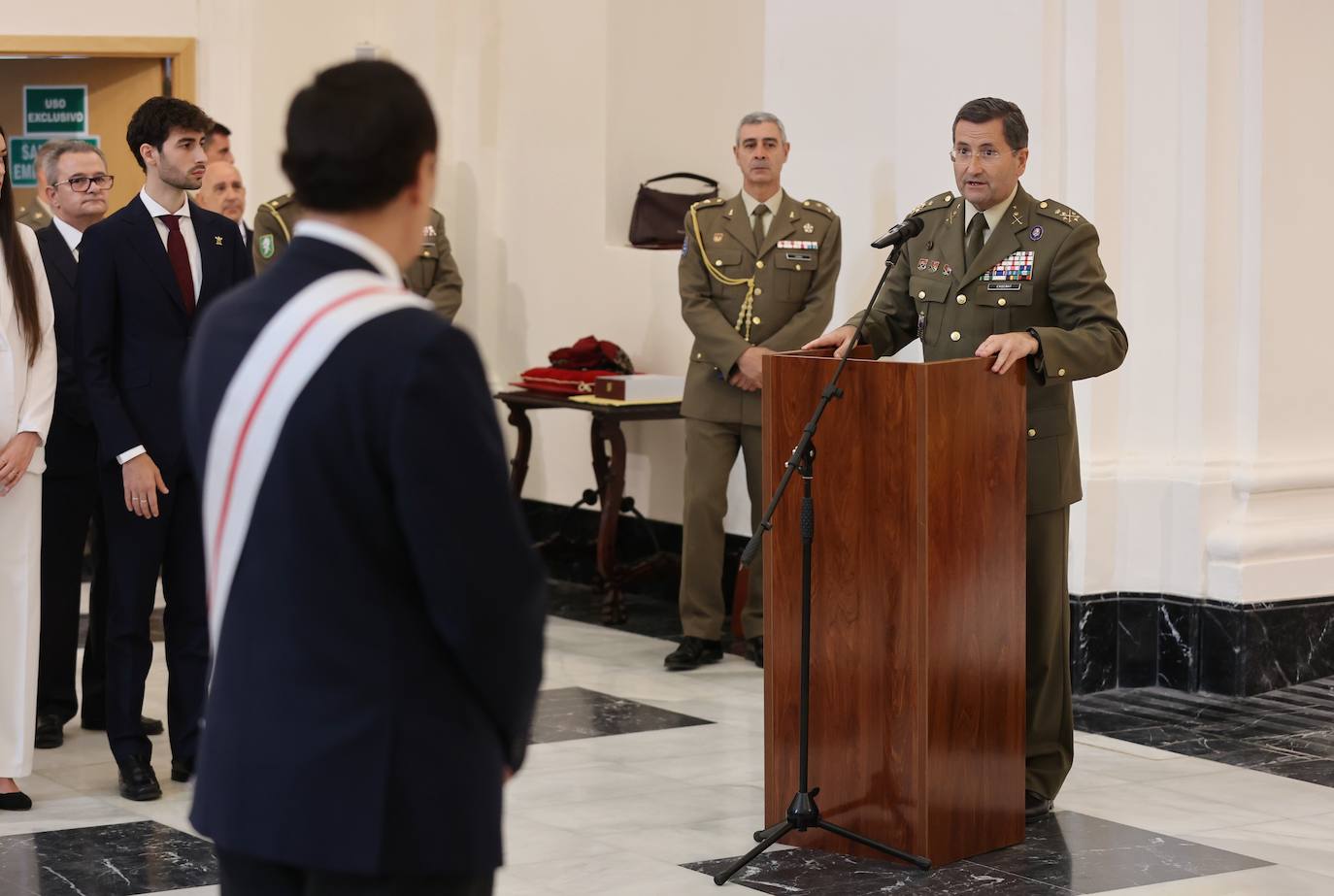 La imposición en Córdoba de la Gran Cruz del Mérito Militar al rector de la UCO, en imágenes