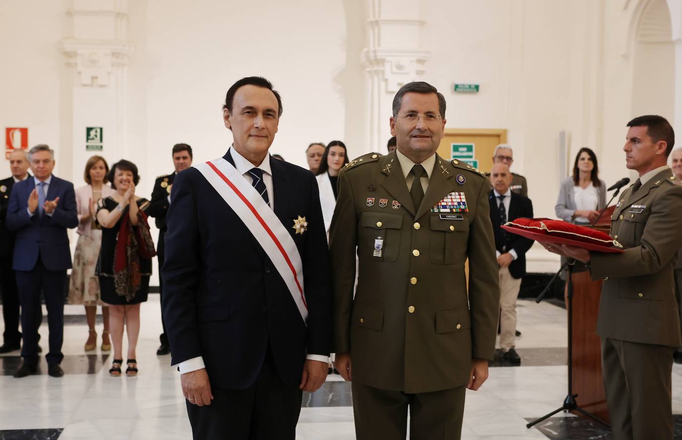 La imposición en Córdoba de la Gran Cruz del Mérito Militar al rector de la UCO, en imágenes