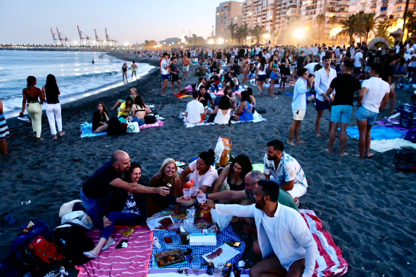 En imágenes, toneladas de basura se acumulan en las playas de Málaga tras la noche de San Juan