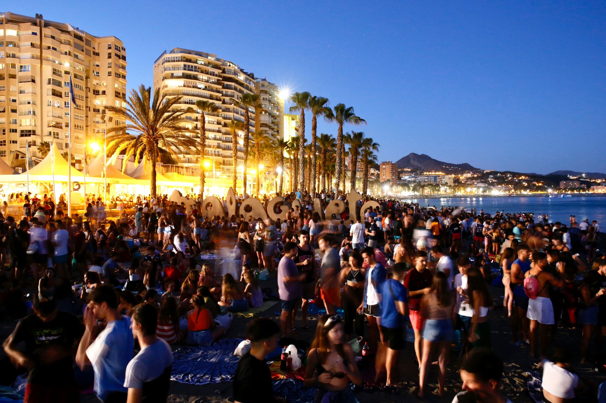 En imágenes, toneladas de basura se acumulan en las playas de Málaga tras la noche de San Juan