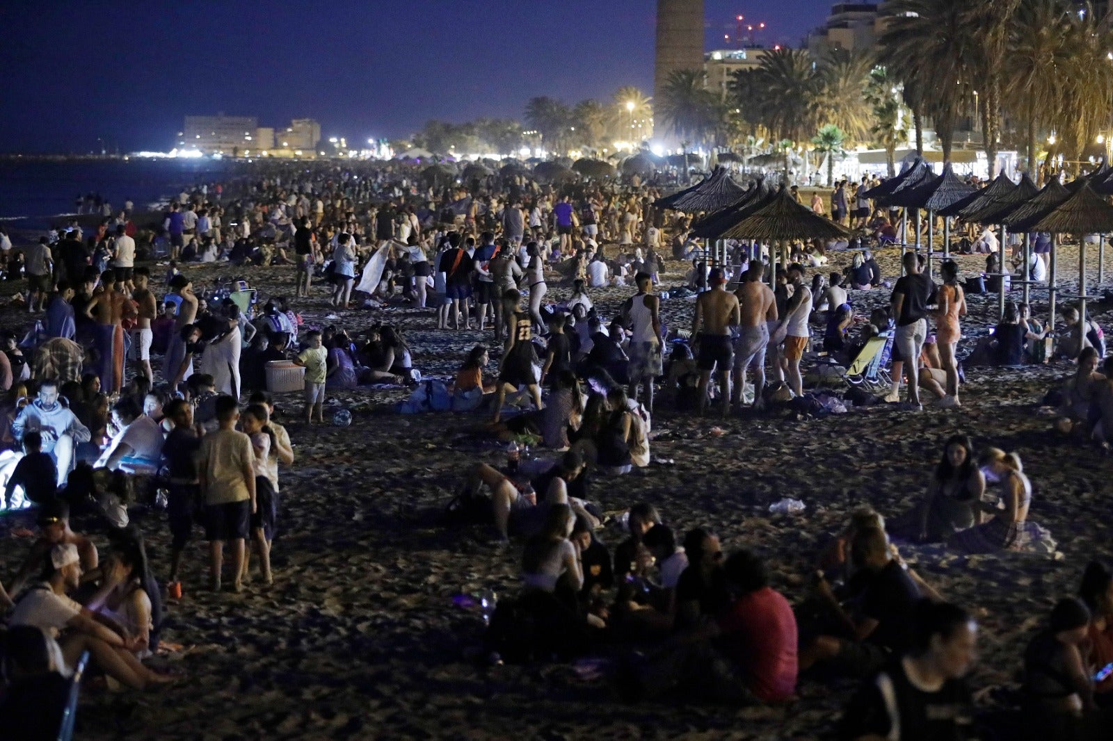 En imágenes, toneladas de basura se acumulan en las playas de Málaga tras la noche de San Juan