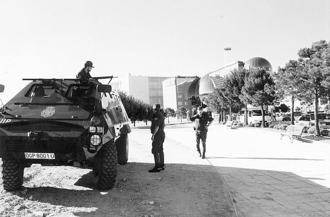 La seguridad máxima. Tanqueta de la Policía Nacional en Campo de las Naciones, durante los días previos a la Cumbre de Madrid.