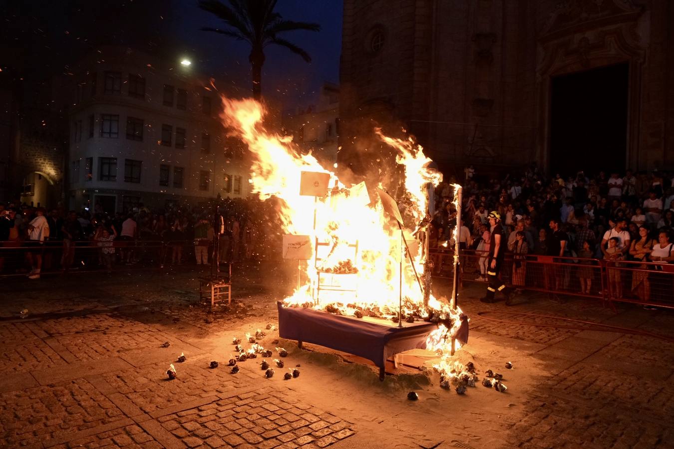 Fotos: Los Juanillos arden en Cádiz