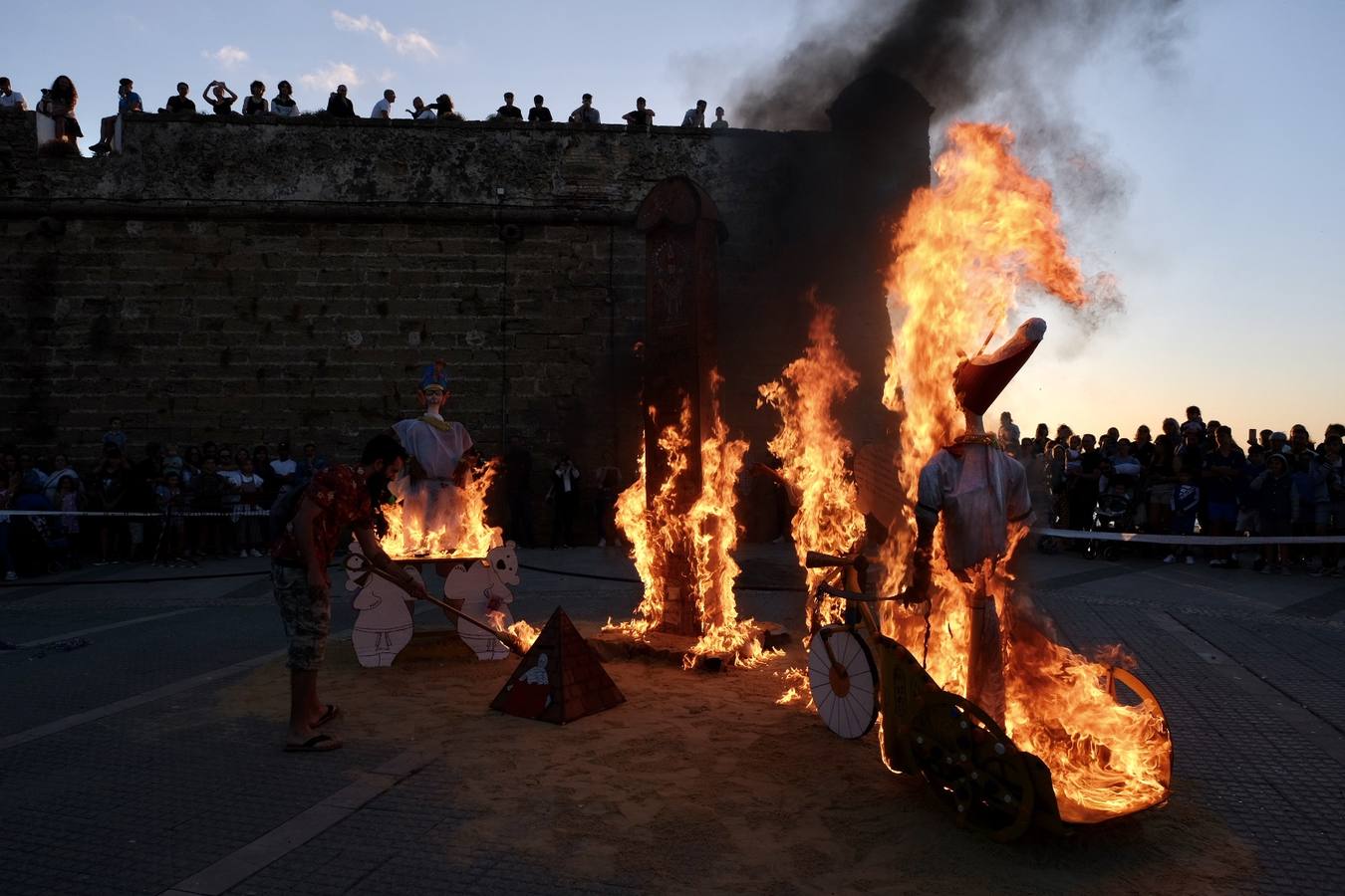 Fotos: Los Juanillos arden en Cádiz