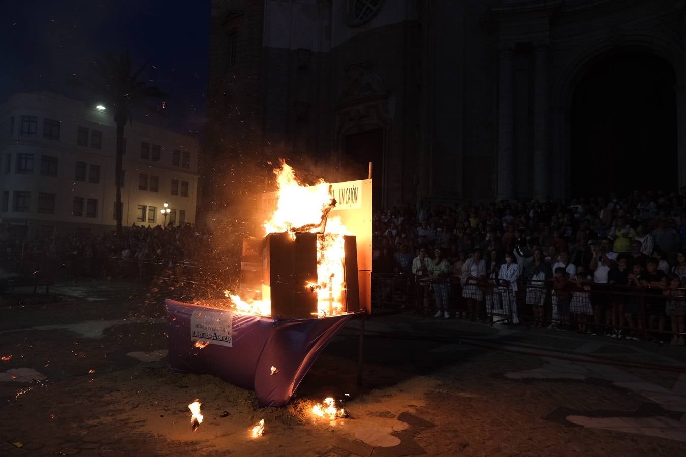 Fotos: Los Juanillos arden en Cádiz