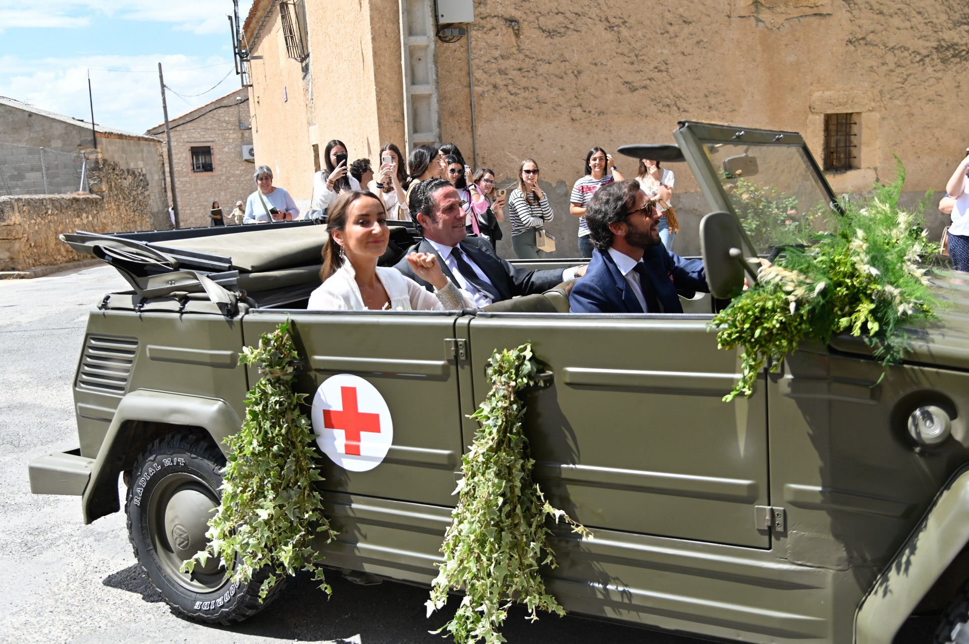 Llegada de la novia en un vehículo militar junto a su padre. 