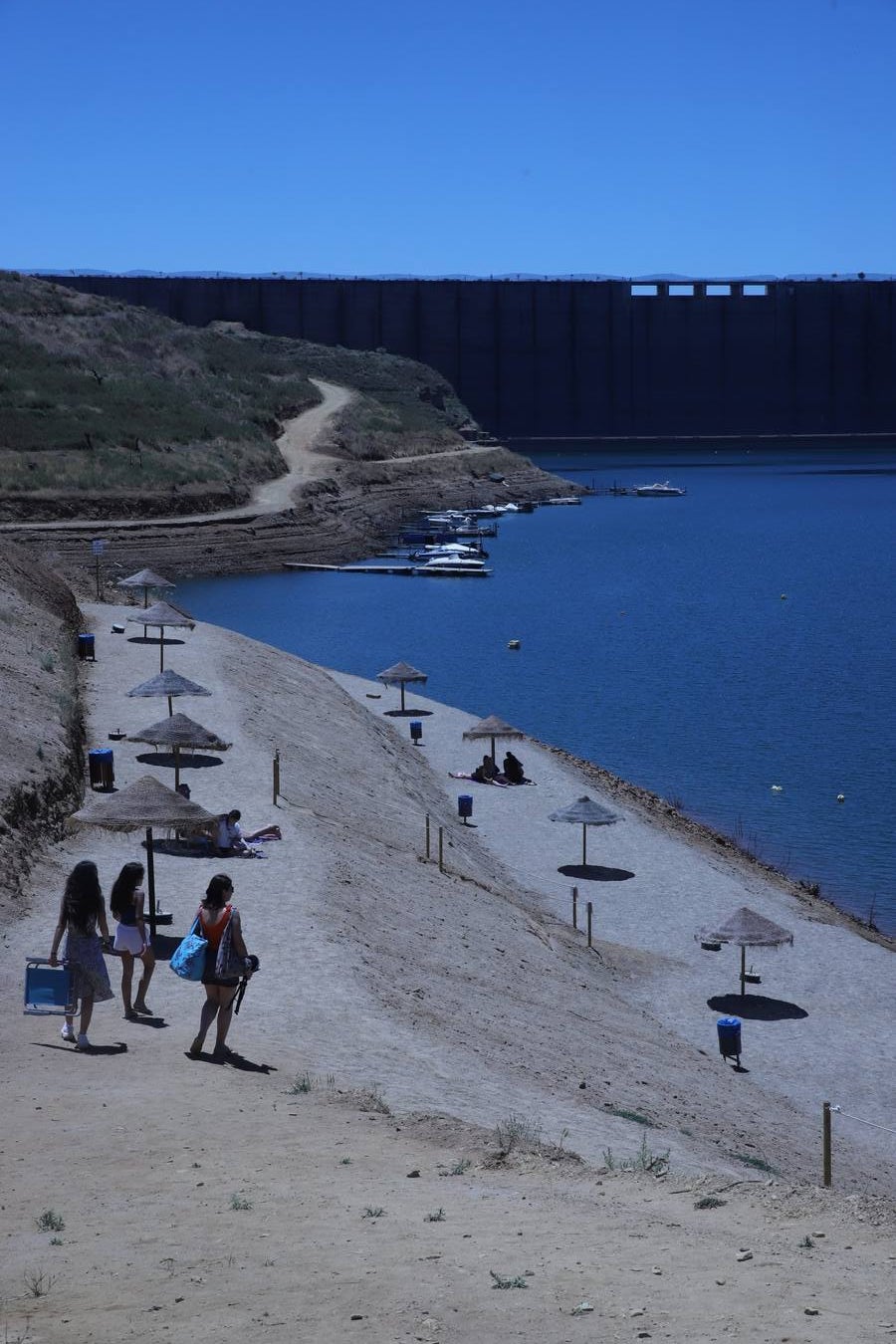 En imágenes, el primer baño veraniego en la playa del embalse de la Breña