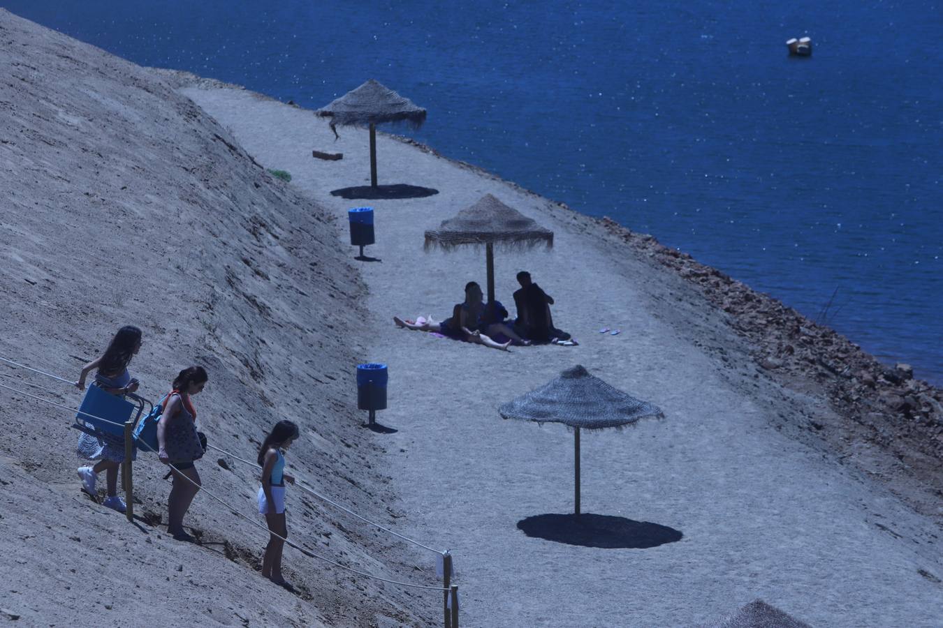 En imágenes, el primer baño veraniego en la playa del embalse de la Breña