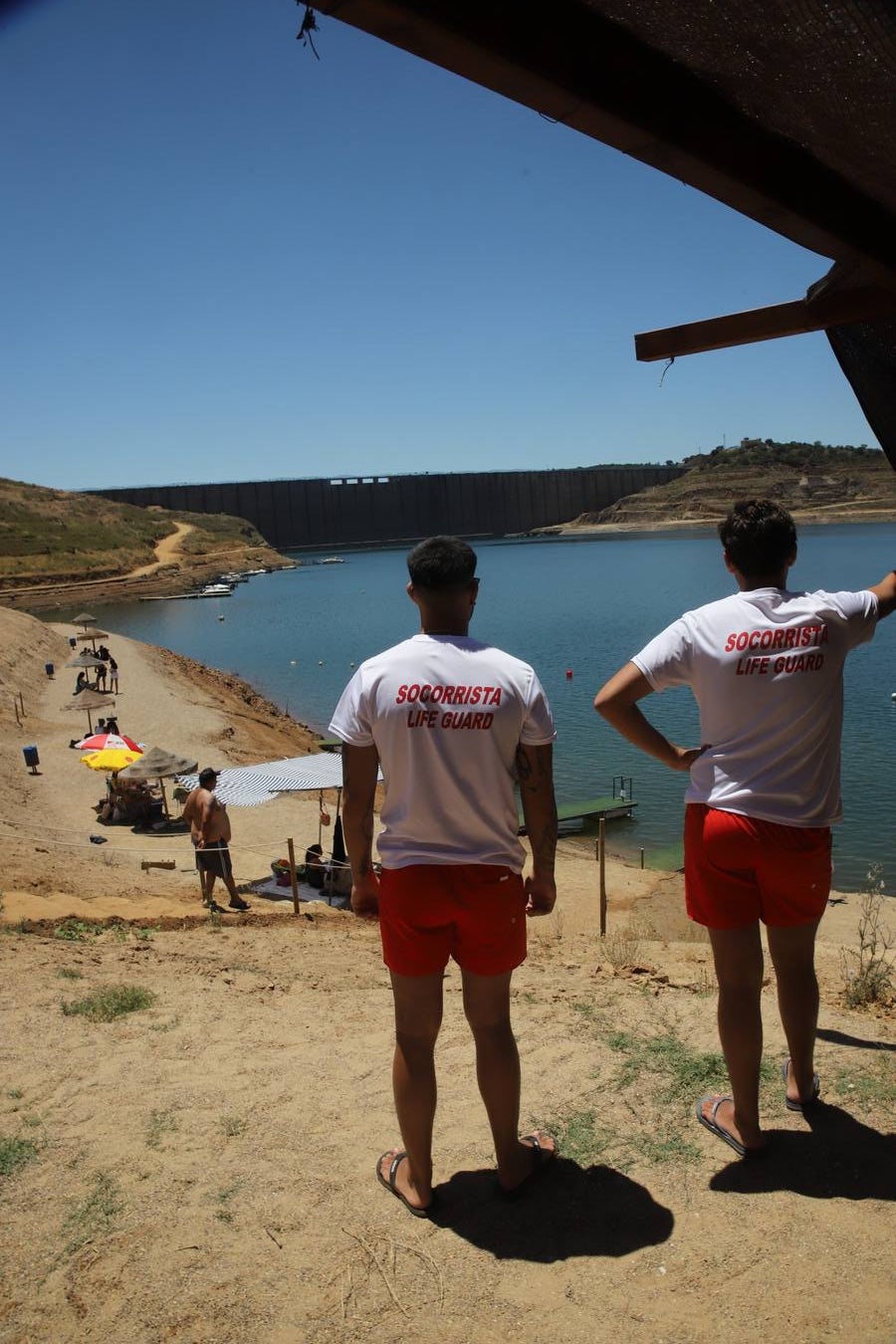 En imágenes, el primer baño veraniego en la playa del embalse de la Breña