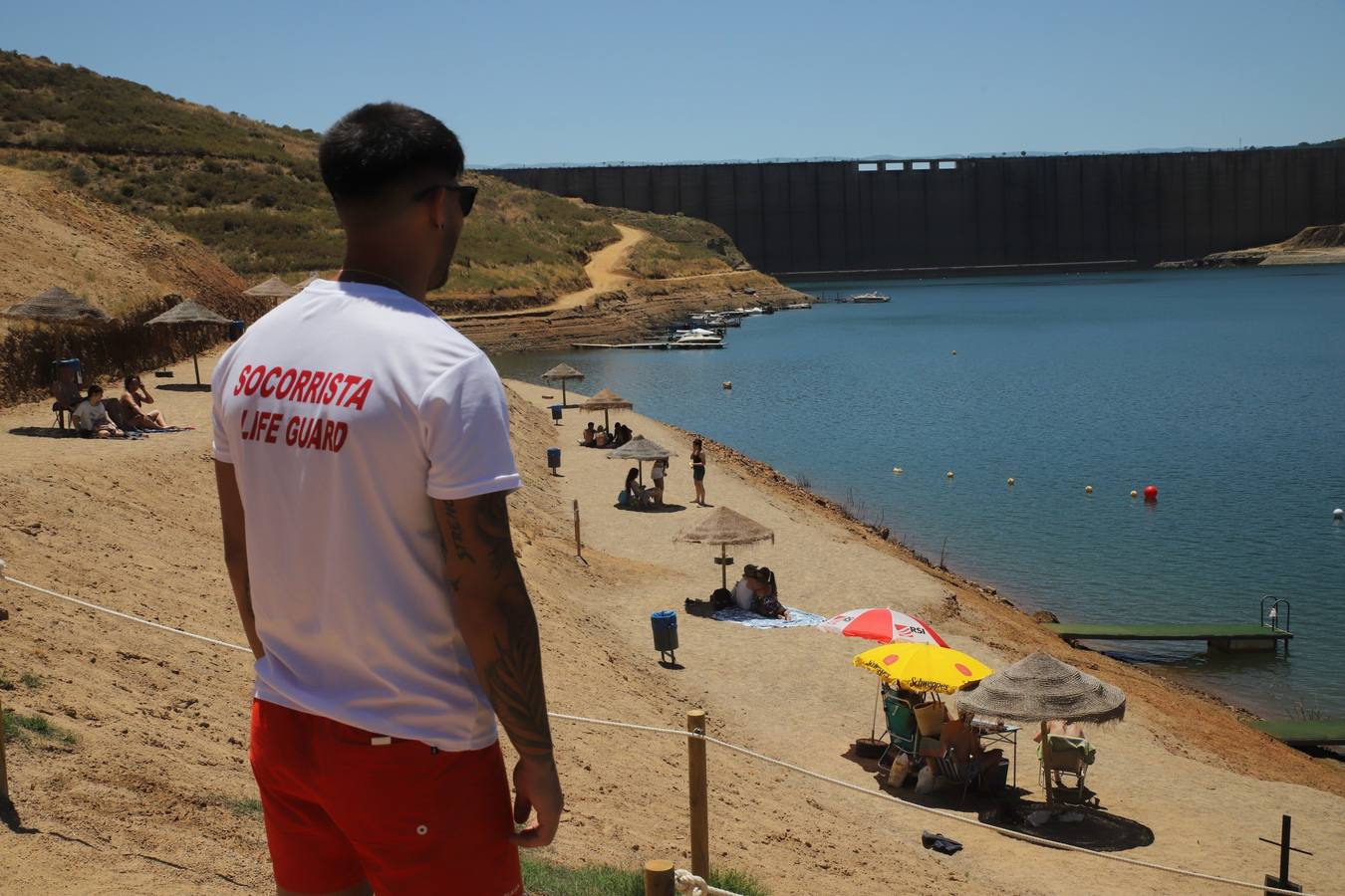 En imágenes, el primer baño veraniego en la playa del embalse de la Breña