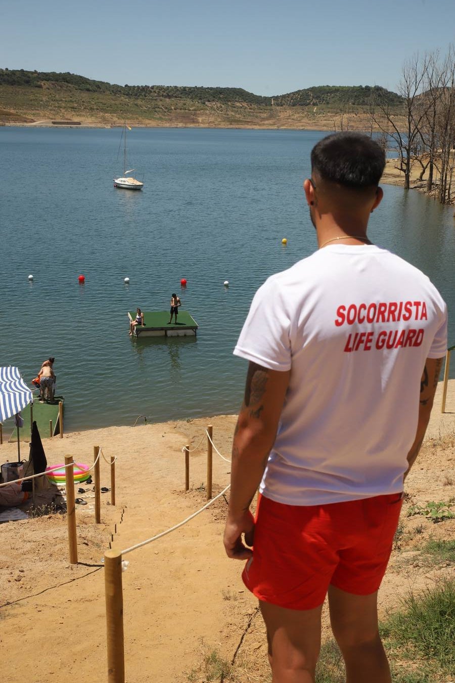 En imágenes, el primer baño veraniego en la playa del embalse de la Breña