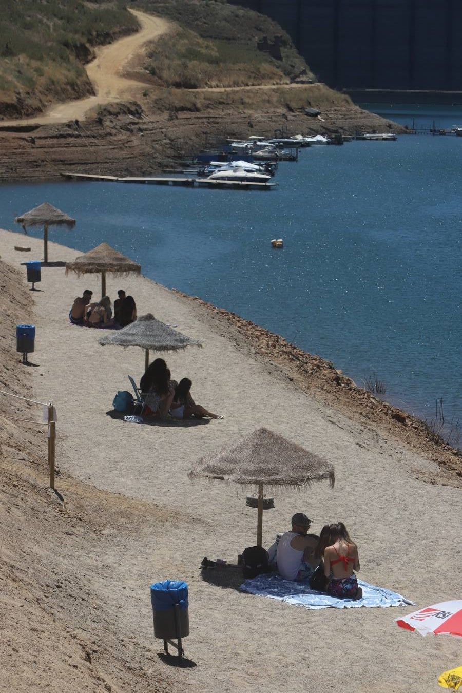 En imágenes, el primer baño veraniego en la playa del embalse de la Breña