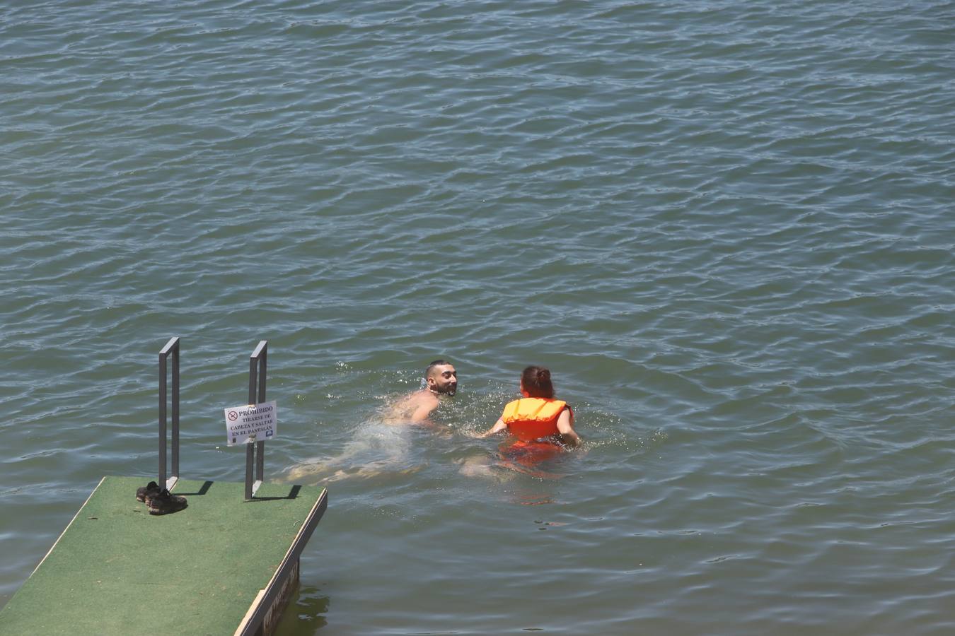 En imágenes, el primer baño veraniego en la playa del embalse de la Breña