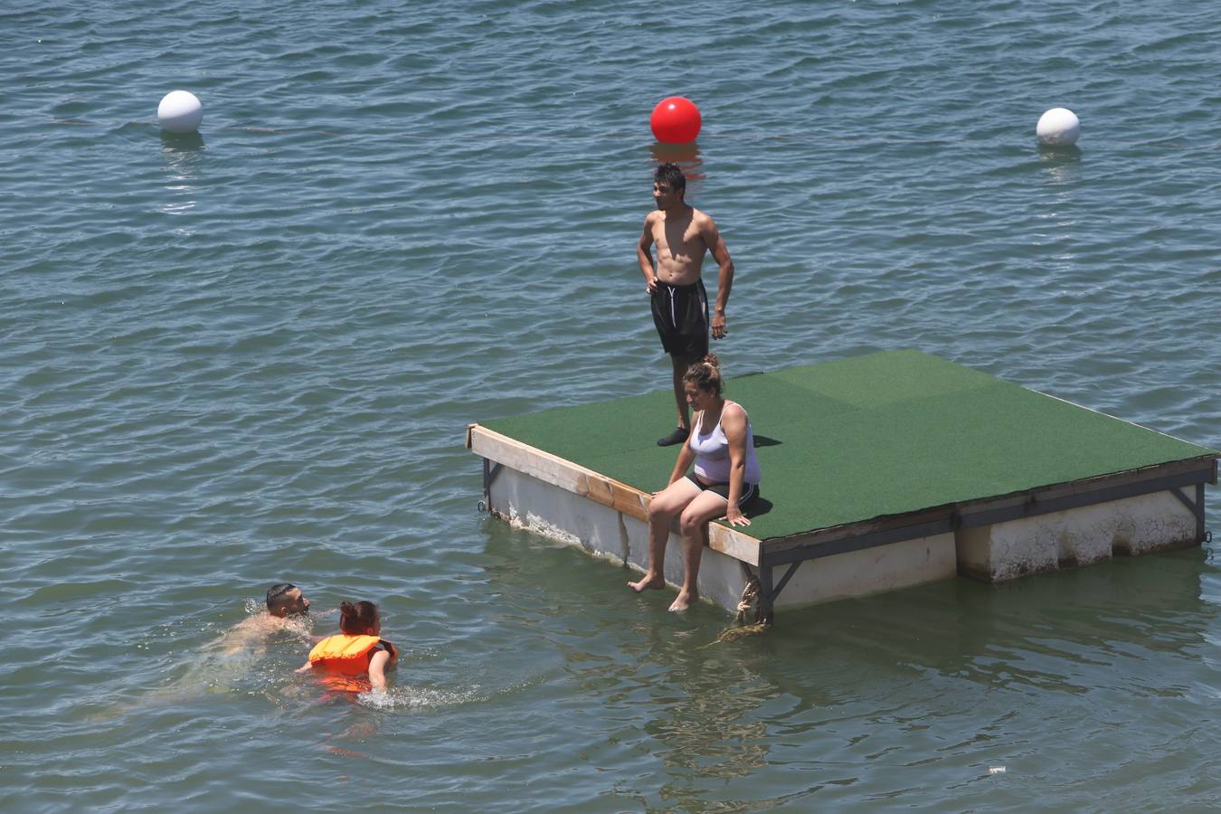 En imágenes, el primer baño veraniego en la playa del embalse de la Breña