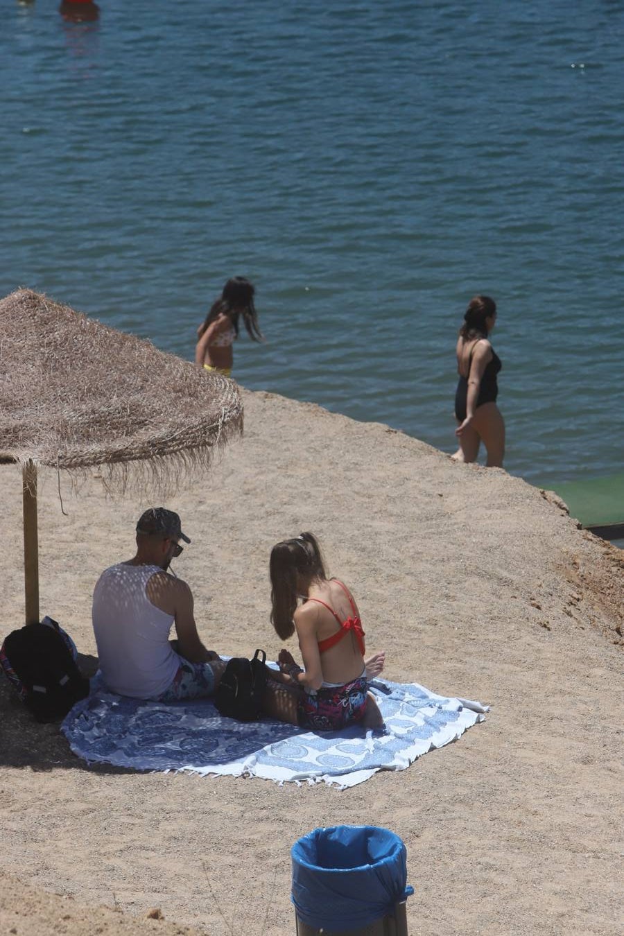 En imágenes, el primer baño veraniego en la playa del embalse de la Breña