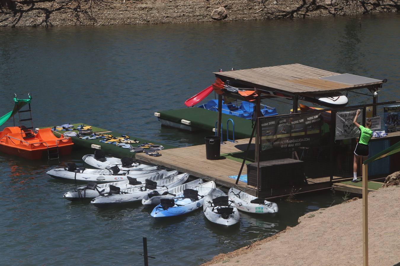 En imágenes, el primer baño veraniego en la playa del embalse de la Breña