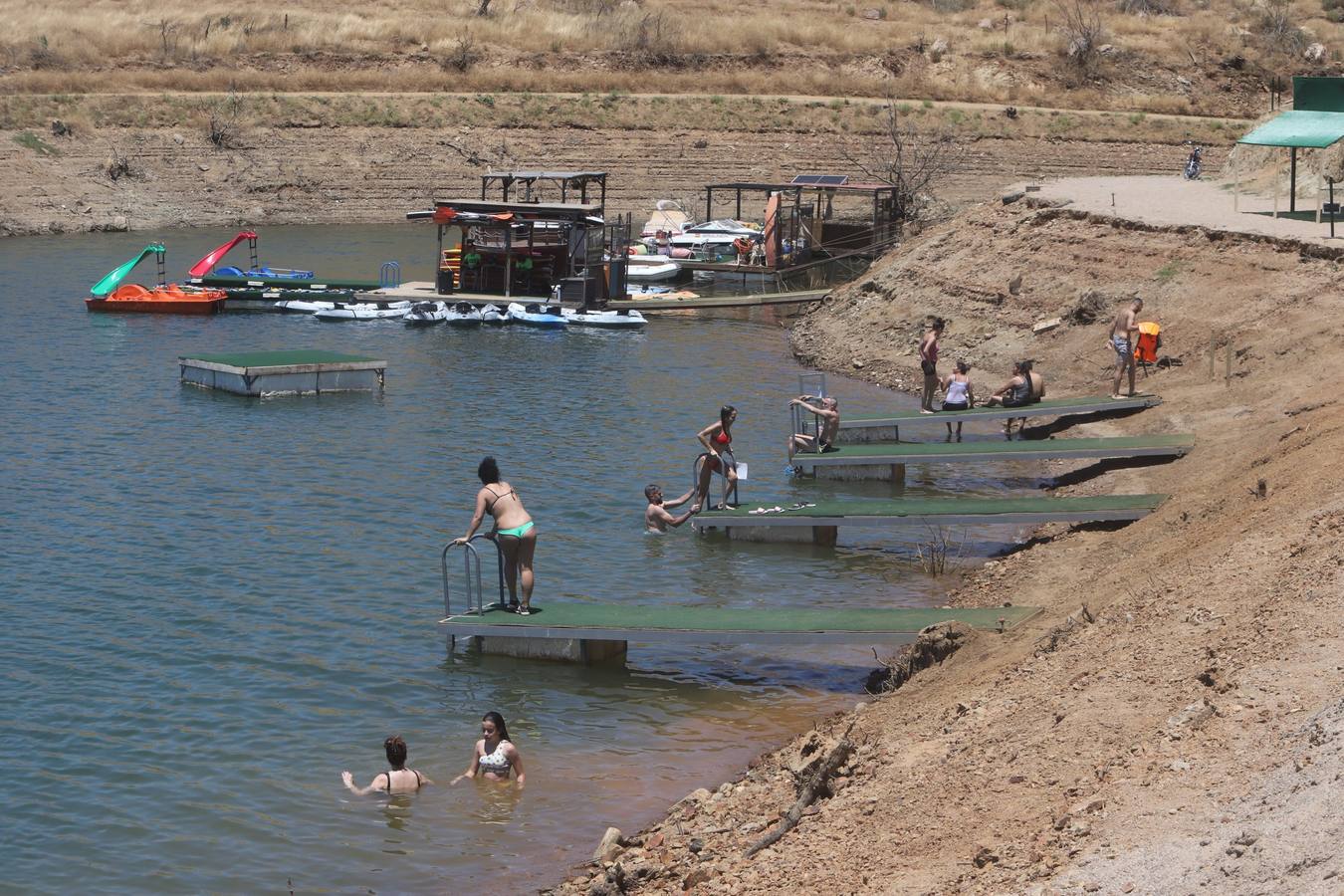 En imágenes, el primer baño veraniego en la playa del embalse de la Breña