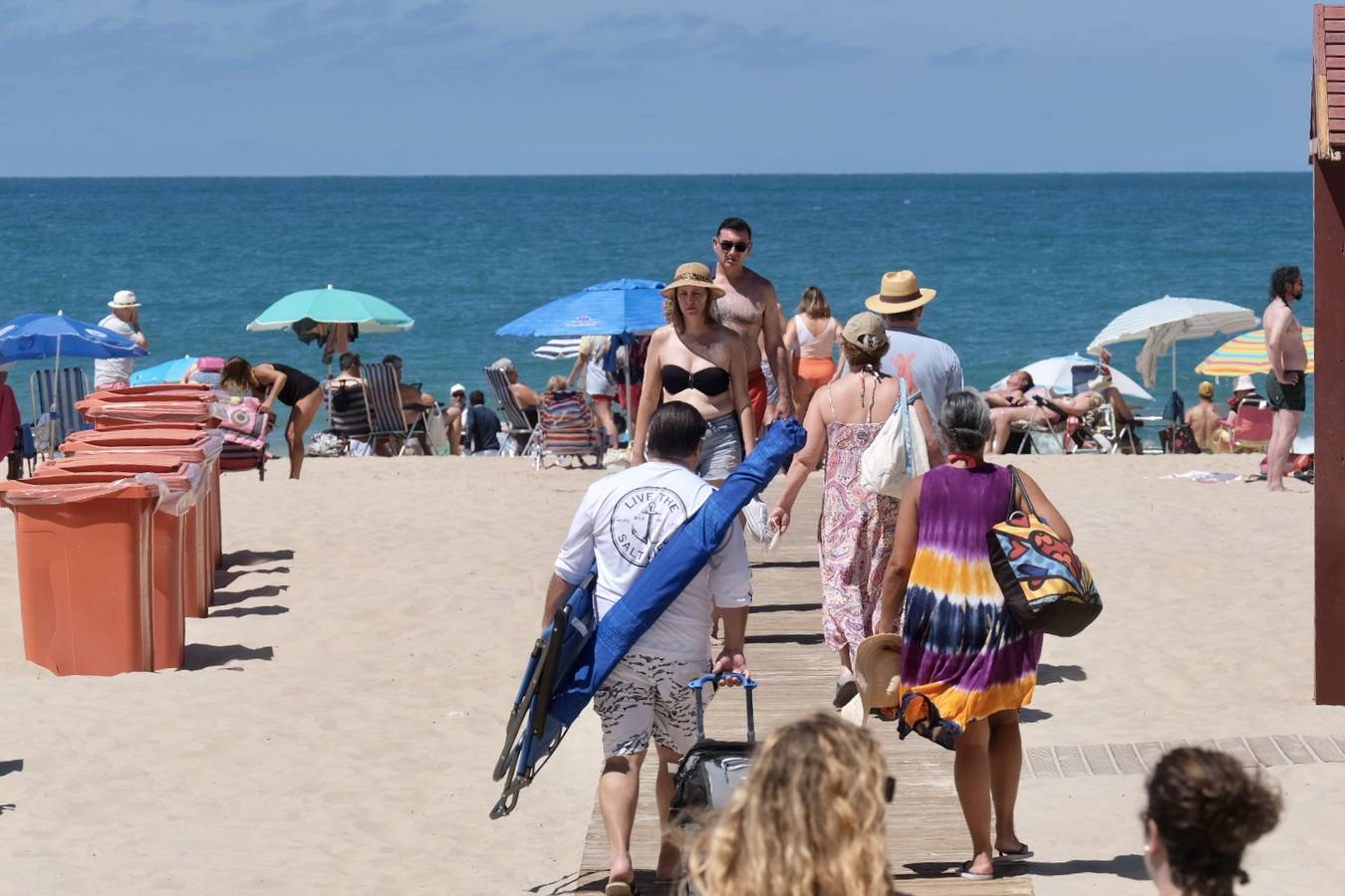 Fotos: El buen tiempo y la brisa de poniente animan el primer fin de semana de verano en Cádiz