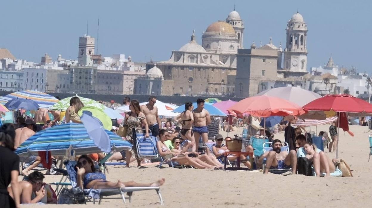 Fotos: El buen tiempo y la brisa de poniente animan el primer fin de semana de verano en Cádiz