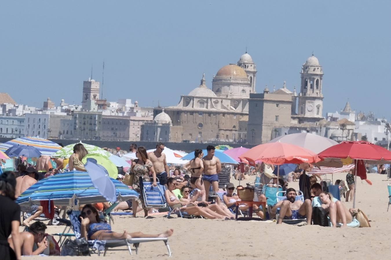 Fotos: El buen tiempo y la brisa de poniente animan el primer fin de semana de verano en Cádiz