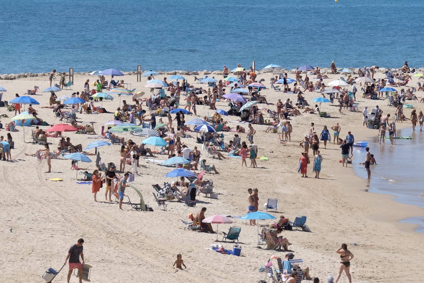 Fotos: El buen tiempo y la brisa de poniente animan el primer fin de semana de verano en Cádiz