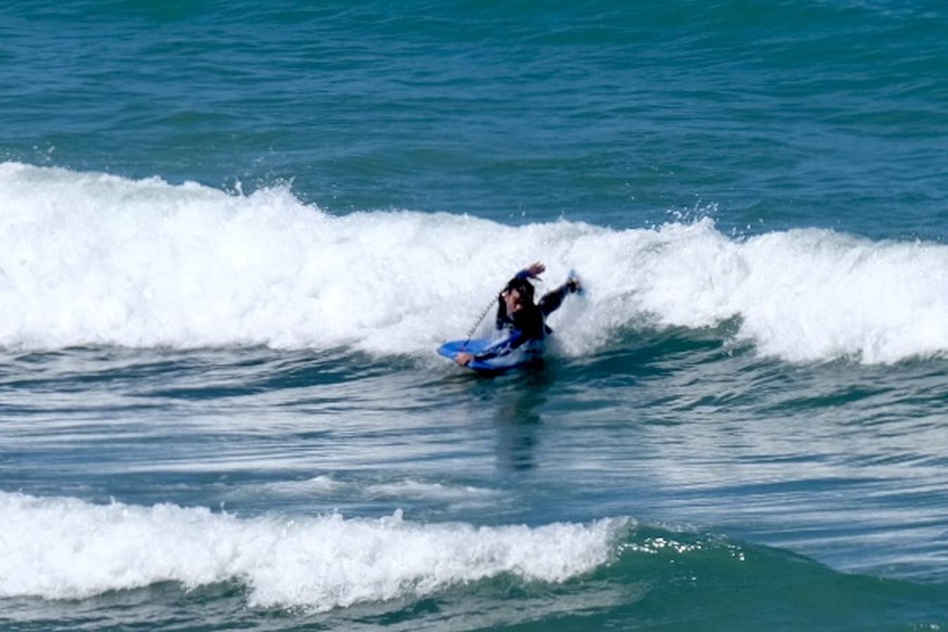 Fotos: El buen tiempo y la brisa de poniente animan el primer fin de semana de verano en Cádiz