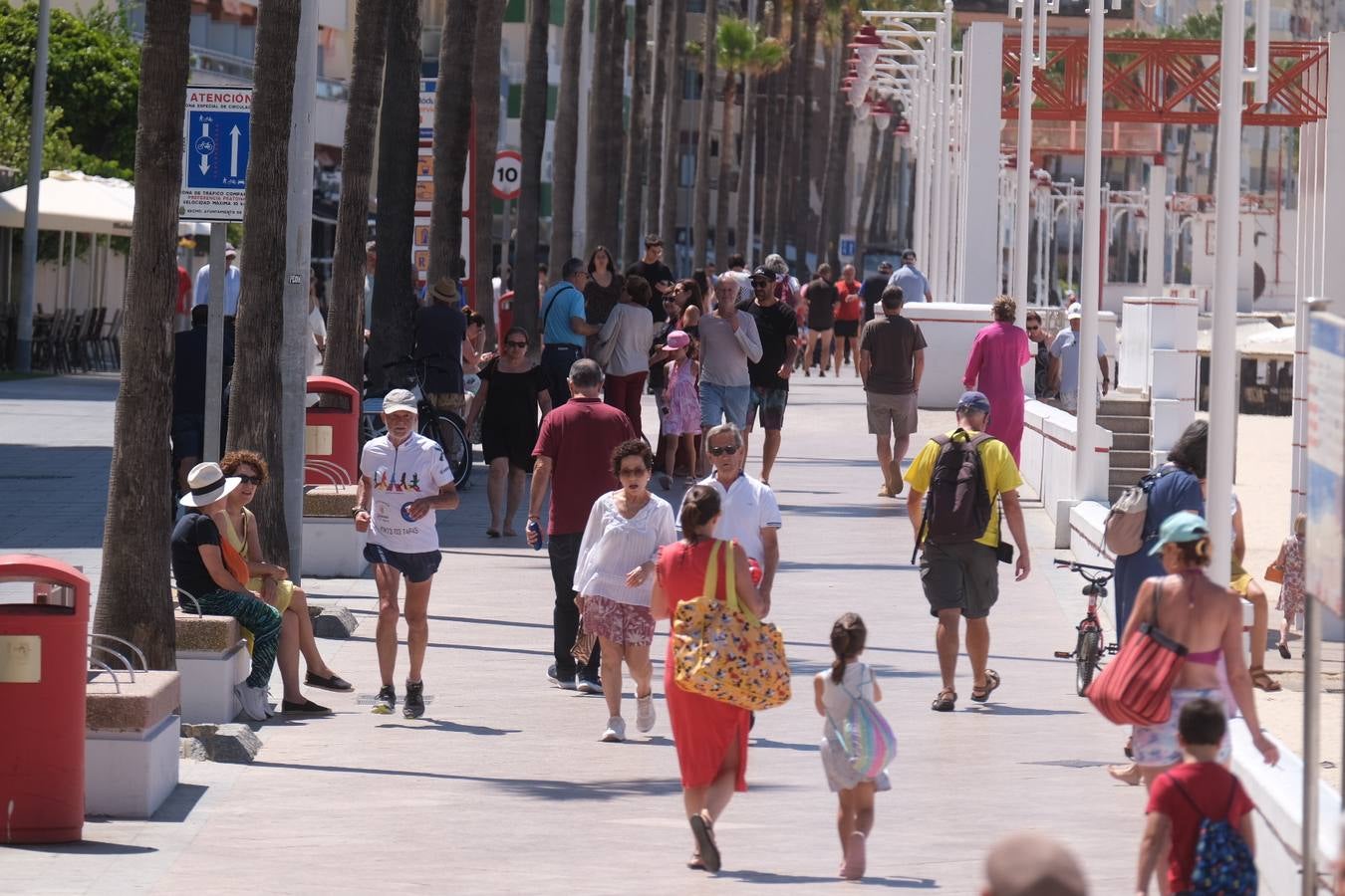 Fotos: El buen tiempo y la brisa de poniente animan el primer fin de semana de verano en Cádiz