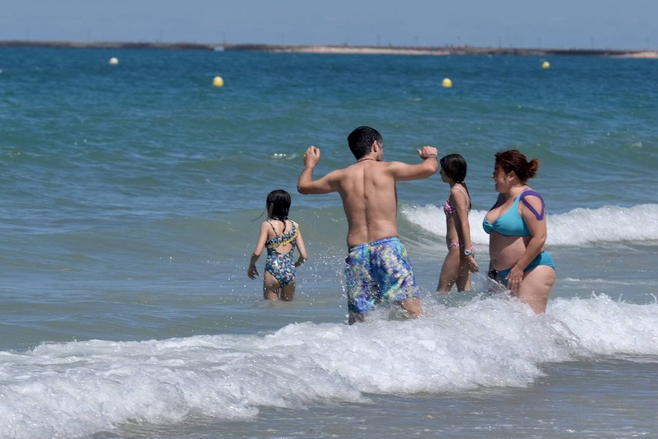 Fotos: El buen tiempo y la brisa de poniente animan el primer fin de semana de verano en Cádiz