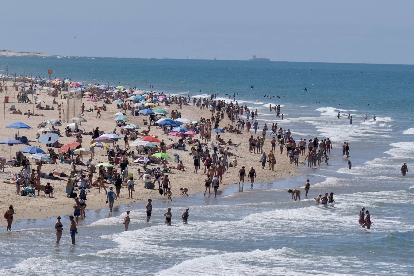 Fotos: El buen tiempo y la brisa de poniente animan el primer fin de semana de verano en Cádiz