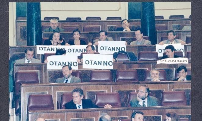 22 de diciembre de 1997. El presidente del Congreso, Federico Trillo, expulsó de la Cámara a ocho diputados de Izquierda Unidas por exhibir pancartas de «OTAN no» delante de sus escaños.. 