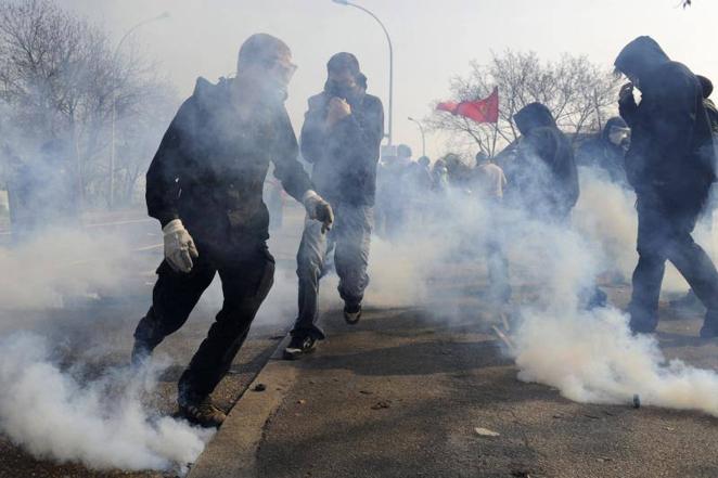 4 de abril de 2009. Manifestantes chocan con batallones de la policía antidisturbios francesa durante una manifestación en Estrasburgo.. 