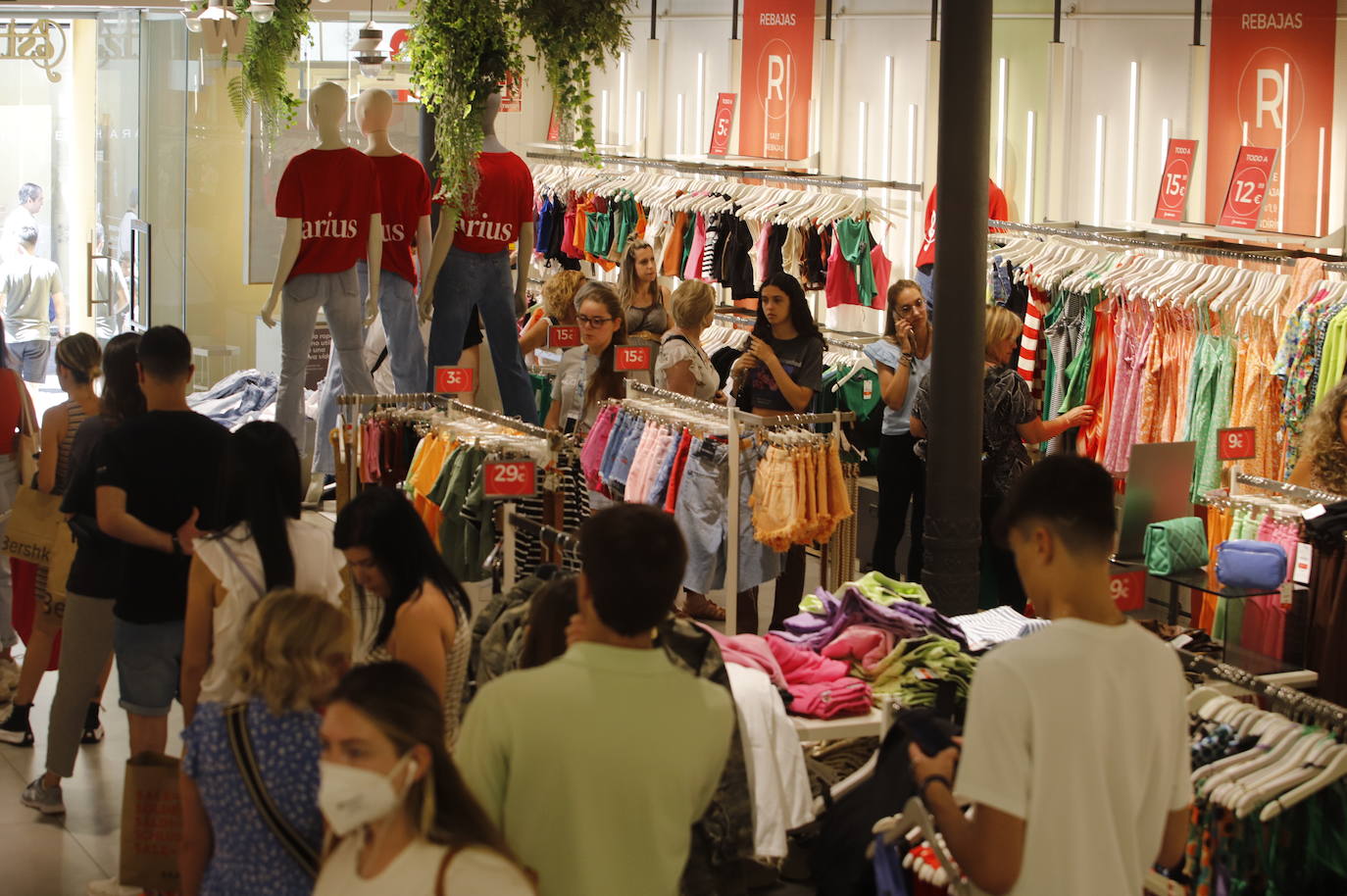 El arranque de las rebajas de verano en Córdoba, en imágenes