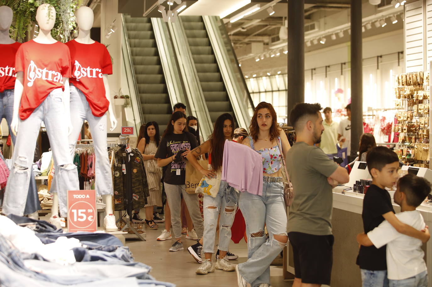 El arranque de las rebajas de verano en Córdoba, en imágenes