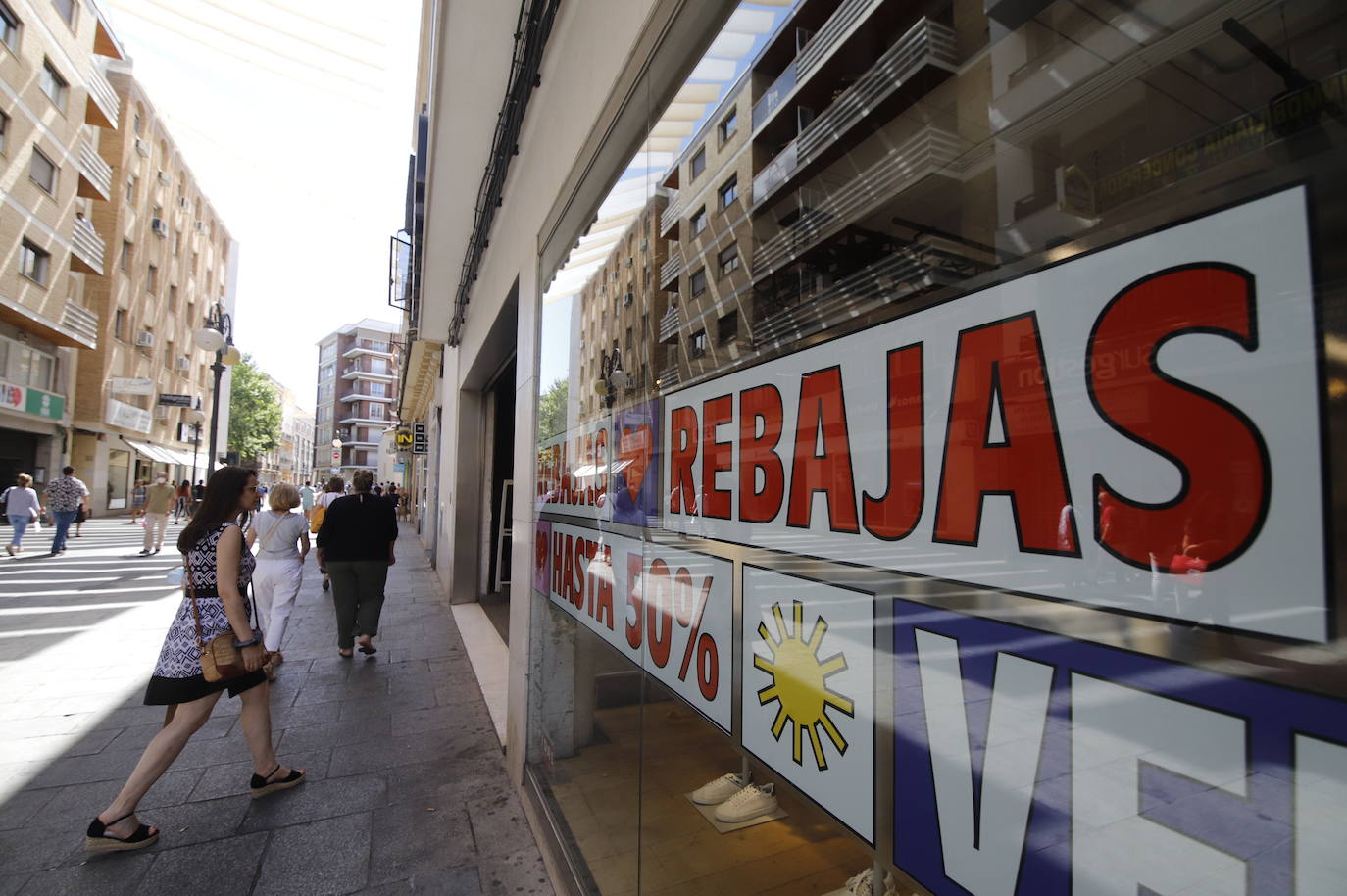 El arranque de las rebajas de verano en Córdoba, en imágenes