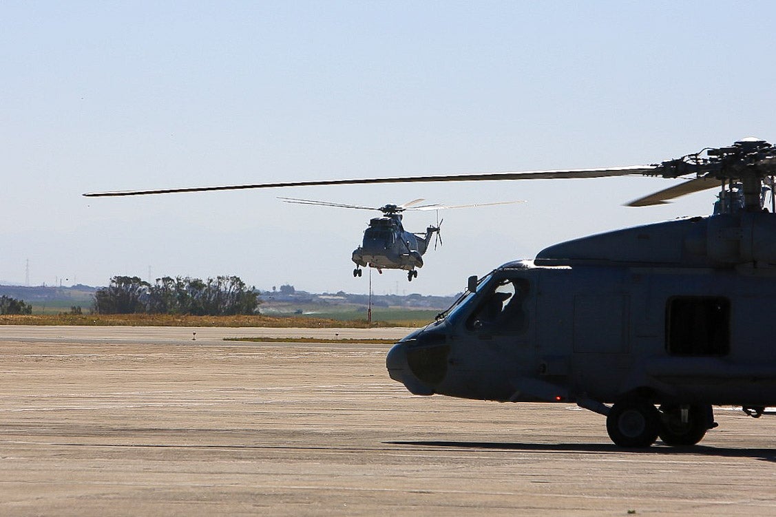 En imágenes: Así ha sido la despedida de los dos últimos helicópteros &#039;Morsa&#039; de la Armada