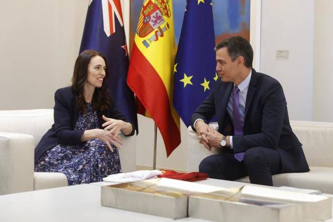 Pedro Sánchez y la primera ministra de Nueva Zelanda, Jacinda Ardern, durante la reunión mantenida este martes en el Palacio de la Moncloa. Este encuentro es uno de los que llevará a cabo el presidente español con mandatarios internacionales aprovechando su presencia en la Cumbre de la OTAN.. 