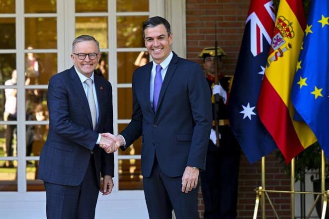 Sánchez recibiendo a Albanese en la entrada del Palacio de la Moncloa, en la mañana de este martes.. 