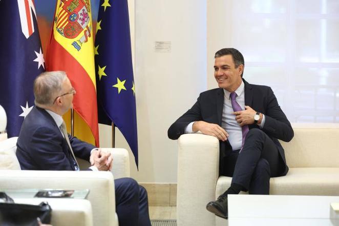 Sánchez y el primer ministro de Australia, Anthony Albanese, conversan en una reunión en Moncloa.. 