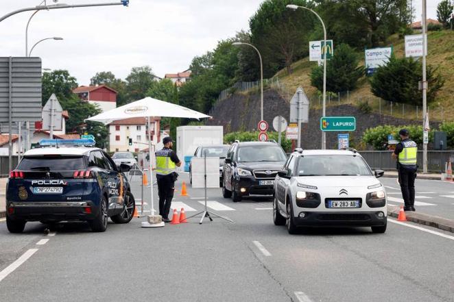 Agentes de la Policía española realizando un control de tráfico en Irún, en la frontera entre España y Francia, a propósito de la cumbre de la OTAN.. 