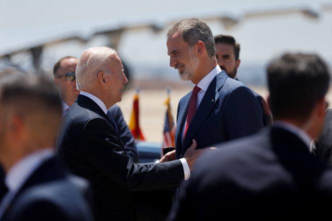 El Rey Felipe VI recibe en Torrejón de Ardoz a Joe Biden a su llegada a Madrid para participar en la cumbre de la OTAN.. 