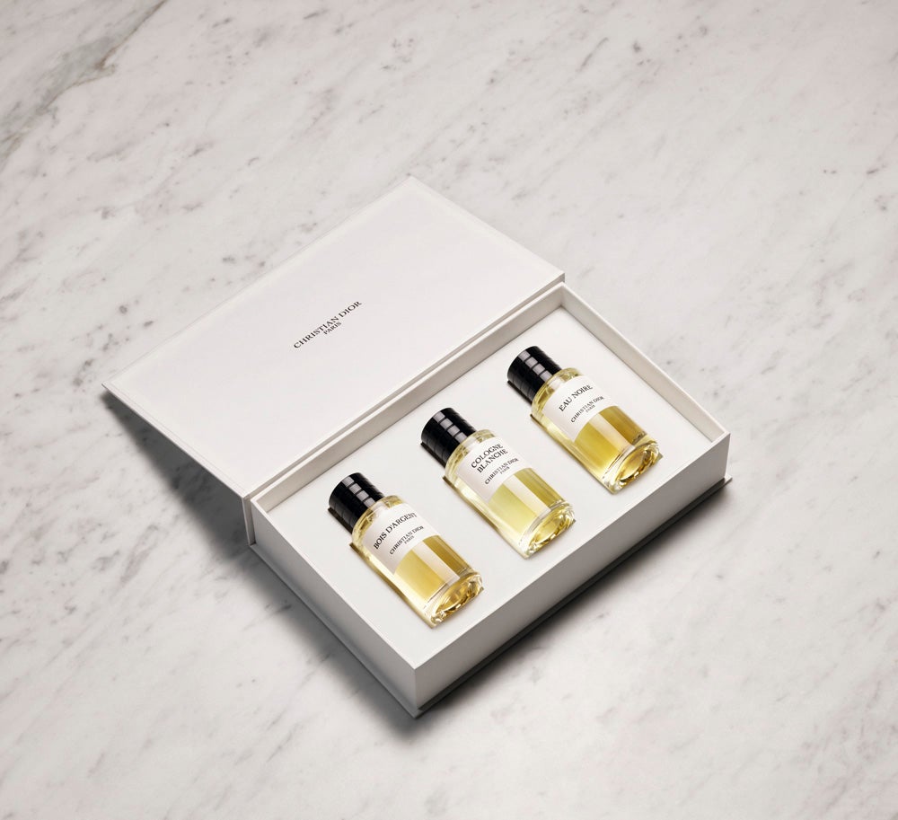 La Collection Privée Christian Dior Eau Noire, Cologne Blanche, Bois D'Argent: 360 €, 40 ml.. Estuche de serie limitada disponible a partir de julio exclusivamente en Dior.com. Cada fragancia posee una tensión olfativa única en torno a una flor emblemática: lavanda, lirio y azahar. A partir de septiembre estarán disponibles en todos los formatos en los puntos de venta de La Collection Privée de Christian Dior.