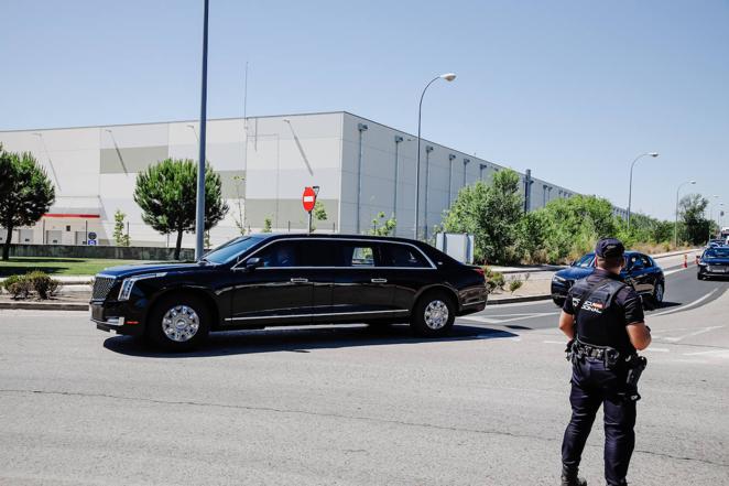 Un agente de Policía Nacional frente a 'La Bestia' de la comitiva de Joe Biden, a su llegada a la base aérea de Torrejón de Ardoz. El coche del presidente de Estados Unidos es un auténtico búnker que cuenta con una carrocería de 20 centímetros de grosor, compuesta por una aleación de cerámica, acero, titanio y aluminio, que la hacen a prueba de bombas y otros ataques exteriores. La anchura de las puertas es de más de 20 centímetros y pesan lo mismo que las de un Boeing 757.. 