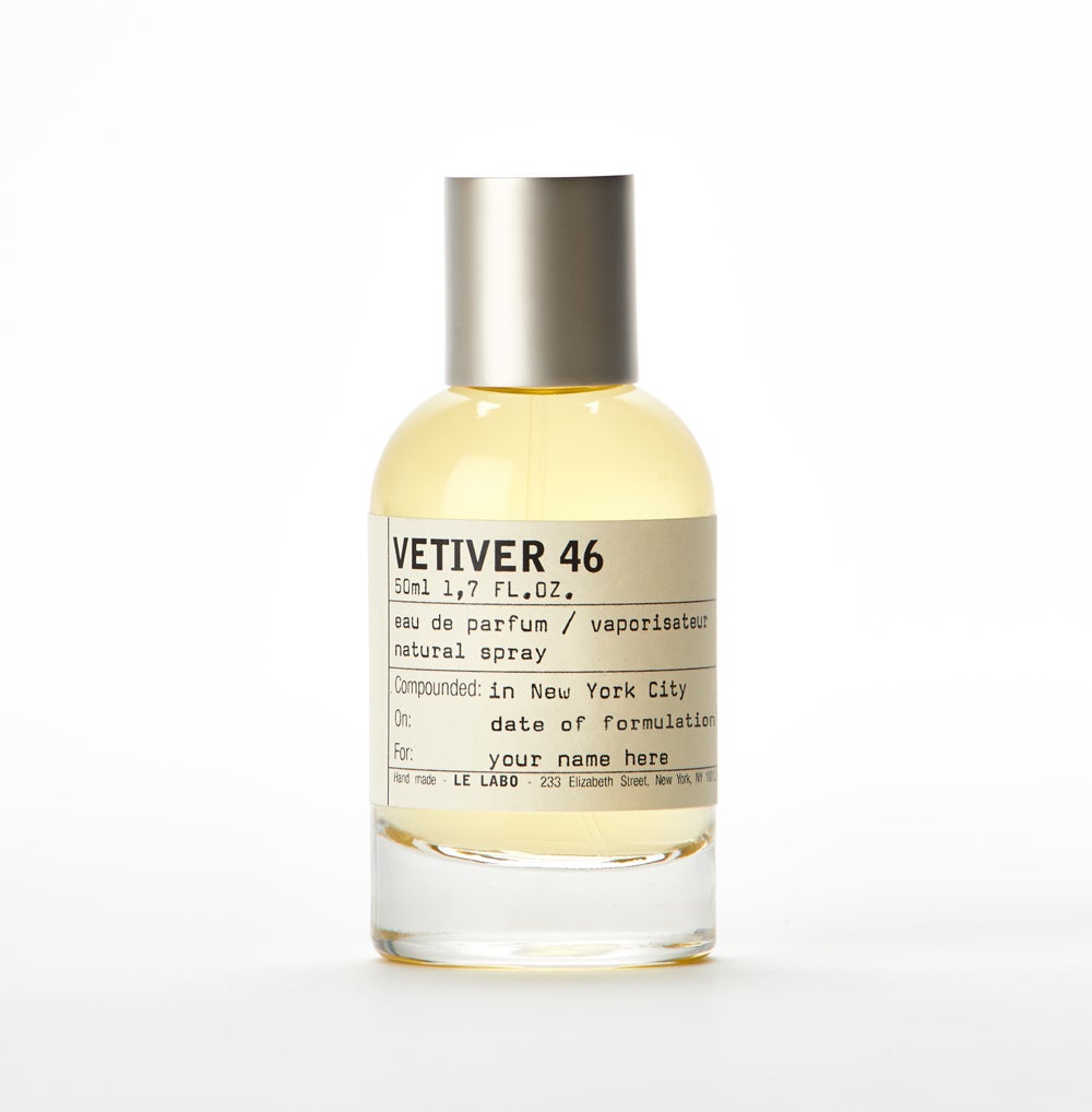 Vetiver 46 de Le Labo Fragances: 163 €, 50 ml.. Es uno de los más profundos y oscuros de todas las creaciones de Le Labo. Entre las 46 esencias que lo componen, la pimienta, el gaïac, el labdanum y el cedro se prestan al humor endiablado de este perfume... Cada una expresa la fuerza de su carácter a su manera, y el delicado acompañamiento del olíbano, un misterioso incienso, deja una intrigante dimensión espiritual a su paso.