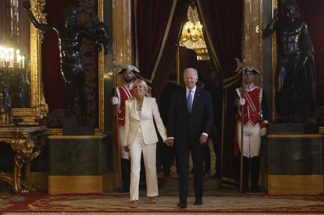 Joe Biden y su mujer Jill han entrado en el Salón del Trono de la mano. 