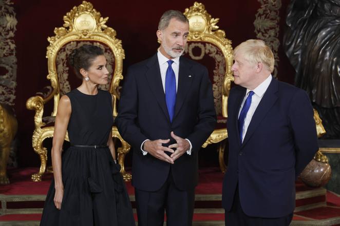 Felipe y Letizia charlan con el primer ministro británico, Boris Johnson. 