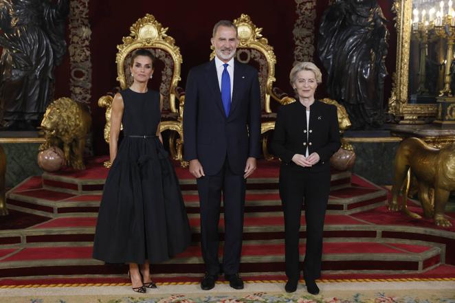 La presidenta de la Comisión Europea, junto a los monarcas. 