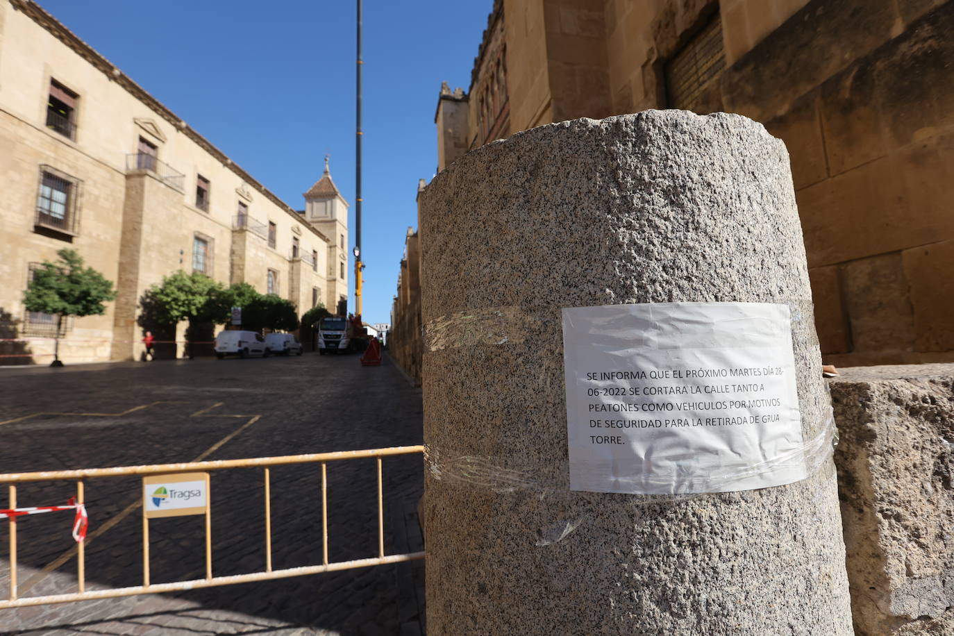 La retirada de la última grúa que tapaba la Mezquita de Córdoba, en imágenes