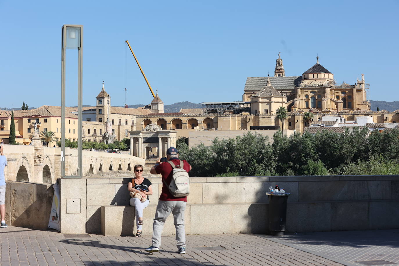 La retirada de la última grúa que tapaba la Mezquita de Córdoba, en imágenes