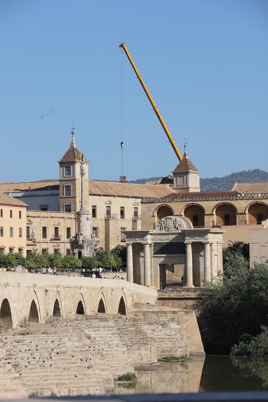 La retirada de la última grúa que tapaba la Mezquita de Córdoba, en imágenes